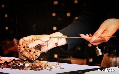 中藥、西藥與生物制品 從“治標(biāo)治本”到精準(zhǔn)干預(yù)的醫(yī)學(xué)差異